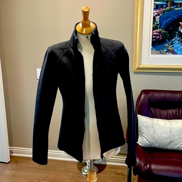 lululemon athletica Jackets & Blazers - Lululemon gray zip up jacket. 2 outside hip pockets 2 deep inside pockets